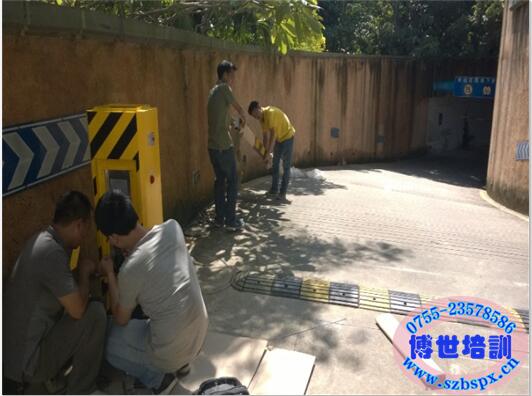 我校学员在深圳盐田大型智能小区实操停车场系统