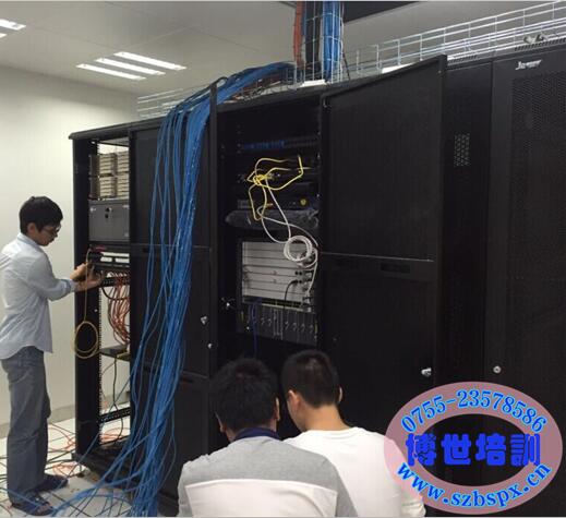 弱电网络学员新疆小周、小王和湖南小李在现场实训调试核心交换机